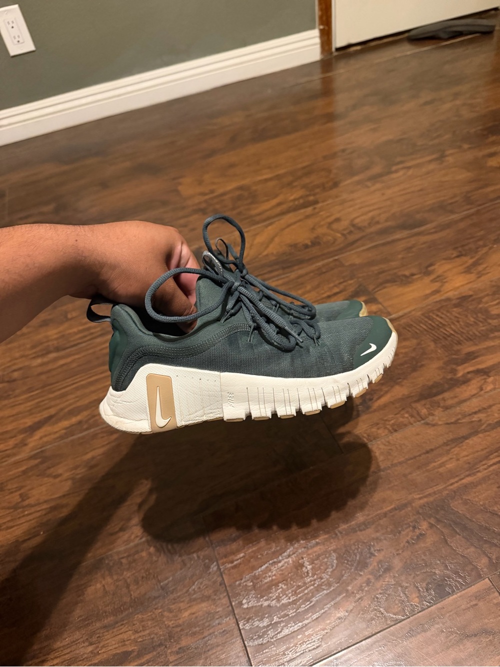 Nike women’s free metcon 6 vintage green sneakers size 7.5